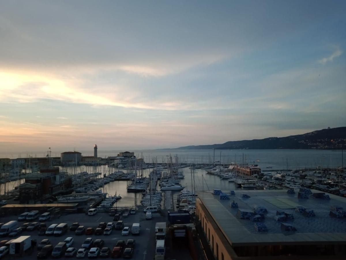 Mansarda Centrale Vista Mare Apartment Trieste Exterior photo