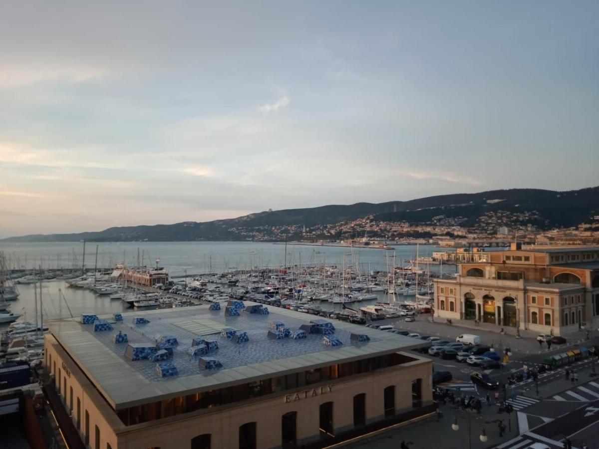 Mansarda Centrale Vista Mare Apartment Trieste Exterior photo
